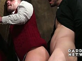 神父的淫穴新世界，展开了 gay porn hot hardcore