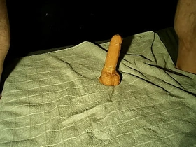 旧假阳具，新鲜精液 japanese gay massage porn