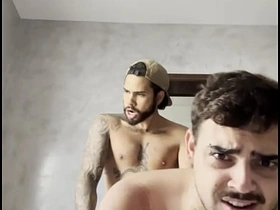 小鲜肉给兄弟爽了一把 asian gay human nature coitus videos