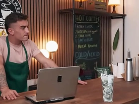 猛男片——莉莉撞见德雷克·冯和特雷弗·布鲁克斯搞逼，随后加入咖啡店激情3P gay porn georgio chinese