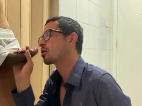 干到兴起把受的衣服撕烂，他穿着内裤跑了 twins chinese joyous porn