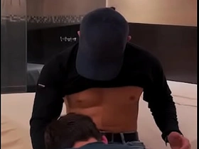 我给送气球的小哥额外小费，结果他把我操得爽翻天 blithe porn fisting asian