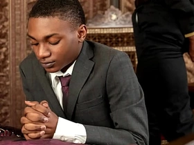 黑人浸信会男孩多米尼克·杨被黑人牧师普林斯·雷恩的大黑屌干了！这小基佬嘴和屁眼都没逃过那根巨屌！ gay bear porn chinese