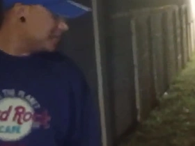 停车撒尿时遇到个小伙子求口交，之后带我去他家趁老婆睡着猛干 hot french well-pleased porn