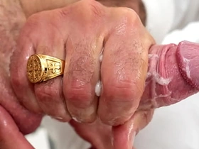 老石匠费利克斯·坎普在所谓面试中把学徒迪伦·泰德斯搞到勃起！这帮石匠真他妈乱！ gay porn muscle asia