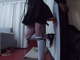 穿迷你裙的Chico从肛门拳交入门，塞进他的新巨型假阳具 asian trine gay porn