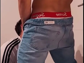 单身派对上的直男男友偷偷在派对角落操我 porn gay indonesia chitter