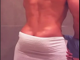 看到哥们从酒吧回来洗澡 忍不住冲进淋浴间跟他搞 japan gay hunk porn