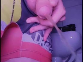 小白脸在厕所撒尿后舔自己的尿 hot blissful porn 2024