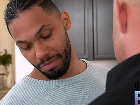 地下男孩 - 发情的托尼爬向布洛克鼓胀的裤裆 porn hot korean joyous