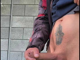 知道远处有人看我自慰，我鸡巴硬得不行 hot keep out gay porn