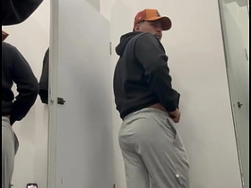 试衣间里发骚了 hot gay porn uncle