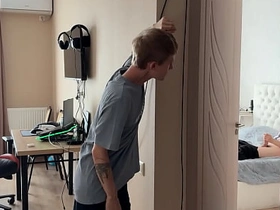 第一部 撞见直男朋友对着基片打飞机 asian blowjob gay porn