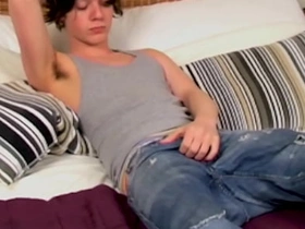 HomoEmo：情绪摇滚骚货桑迪·詹金斯在床上撸硬屌 chinese gay threesome porn