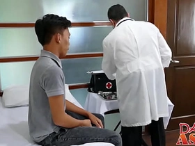 可爱嫩屄Jude被老同志Mike猛干 www. asian gay sex videos