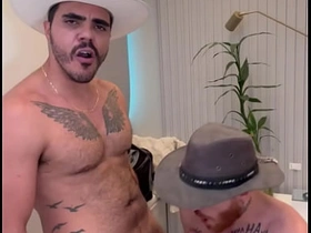 Carmona和Marcelo在激烈互搞中干翻农场男孩 hot older sponger gay porn