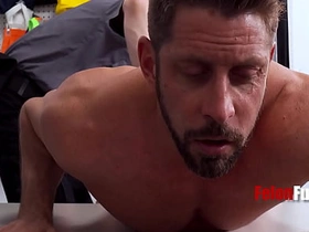 小偷只有两个选择：要么操警卫，要么在监狱里被操 cute gay porn japanese