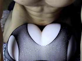 在她浑圆大屁股上射满精液，接着继续操她屁眼！ foursome chinese gay porn