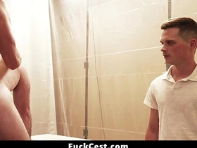 那男人毫不掩饰他青筋暴起的勃起鸡巴 - 乱伦性交 asian deshi gay sex videos