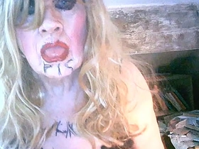 脏烟枪母狗莎拉喝尿自辱 边打飞机边用巨屌假阳具捅屎眼贱穴 chinese gay porn moaning