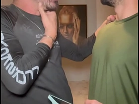 朋友看到我手机相册里的屌照非要看实物 结果忍不住直接口了起来 samuel chinese gay porn