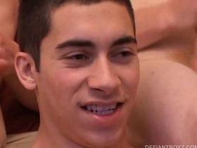 年轻三人组互吃精液 asian gay porn newest