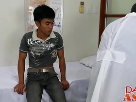 看诊时被无套中出的亚裔少年 asian gay porn korean