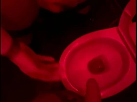 业余小帅哥在俱乐部厕所看朋友撒尿，伸手帮忙然后自己硬了... gay porn asian muscle bottom