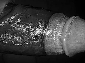 抹油的发情男人呻吟着撸他的大黑屌 asian and black gay porn