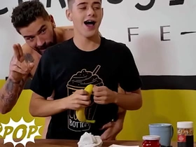 TWINKPOP - 嫩仔乔伊·米尔斯用打发奶油和糖粒装饰克里斯·该死的鸡巴 变成美味点心 chinese gay 2025 porn