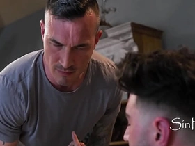 蒙眼男以为是他女友在口交...其实是基佬同事偷拍的全过程 gay porn japanese scat