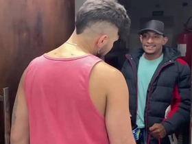 收货时让快递员上楼 他用肉棒当报酬还射了我满嘴 chinese porn videos gay