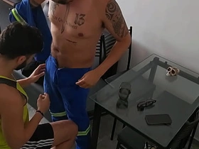 维修工来查网线却把鸡巴插进来 painful asian gay sex videos