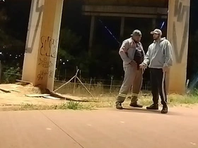 摩托车手VS打工仔 撒完尿转身就求口交 teen indonesian gay porn