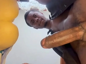 老爹边吐口水边用飞机杯撸他那根大屌，最后射了 gay porn korean beast