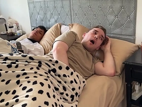 别出声，别让你继兄发现！- 与大鸡巴纹身拉丁小鲜肉3P chinese admass sex gay porn free 2026