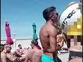 泳池边的口交盛宴：我的鸡巴是2025 Grabbys周末的主角！ indonesian gay massage porn