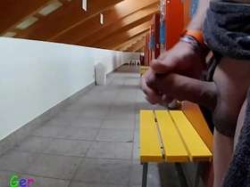 我在公共更衣室撸我厚包皮鸡巴，差点被抓到两次。 gay twink porn asian