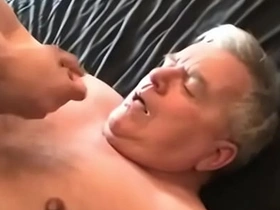 年轻亚裔射精在老爹脸上 jubilant asian suit porn