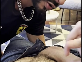 发现邻居儿子的鸡巴大得惊人 vietnam gay porn