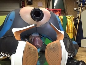 Extremeslut66 戴着隧道塞放屁，同时往屁眼里塞一根长假阳具 japanese handsome stumbling-block gay porn