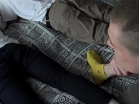 瘦仔带朋友来家玩——趁他们打游戏时，他和继父把他们全干了 japanese gay porn 2017