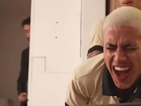 我在办公室搞同事被老板监控看到，这骚货忍不住加入了——免费看 pinoy muscle gay porn