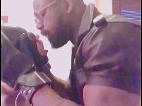 肌肉男BDSM跨种族玩乳头 舔肛打飞机 asian gay porn telegram link