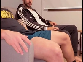 隔壁大屌邻居趁老婆上班跑来肏我 gay chinese porn king