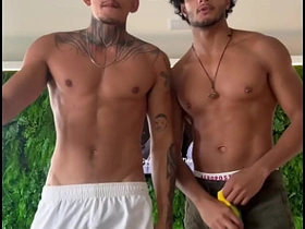 被动女装男孩被一对大屌猛男夫妻双插 hiroto gay japan porn