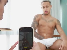 叫兄弟来拍照 结果他把我鸡巴嗦到射精 hot gay chinese porn