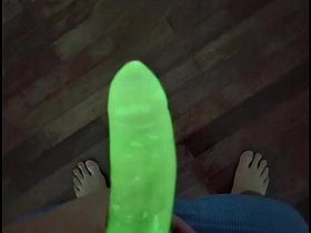 我试了霓虹避孕套 - 看它在黑暗中发光 gay japanese doctor porn