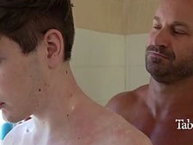 瘦猴打扫房子 继父就给他通水管 japanese gay porn websites