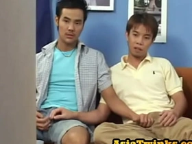 日本嫩鸭吹箫后无套后入式 yn chinese gay porn